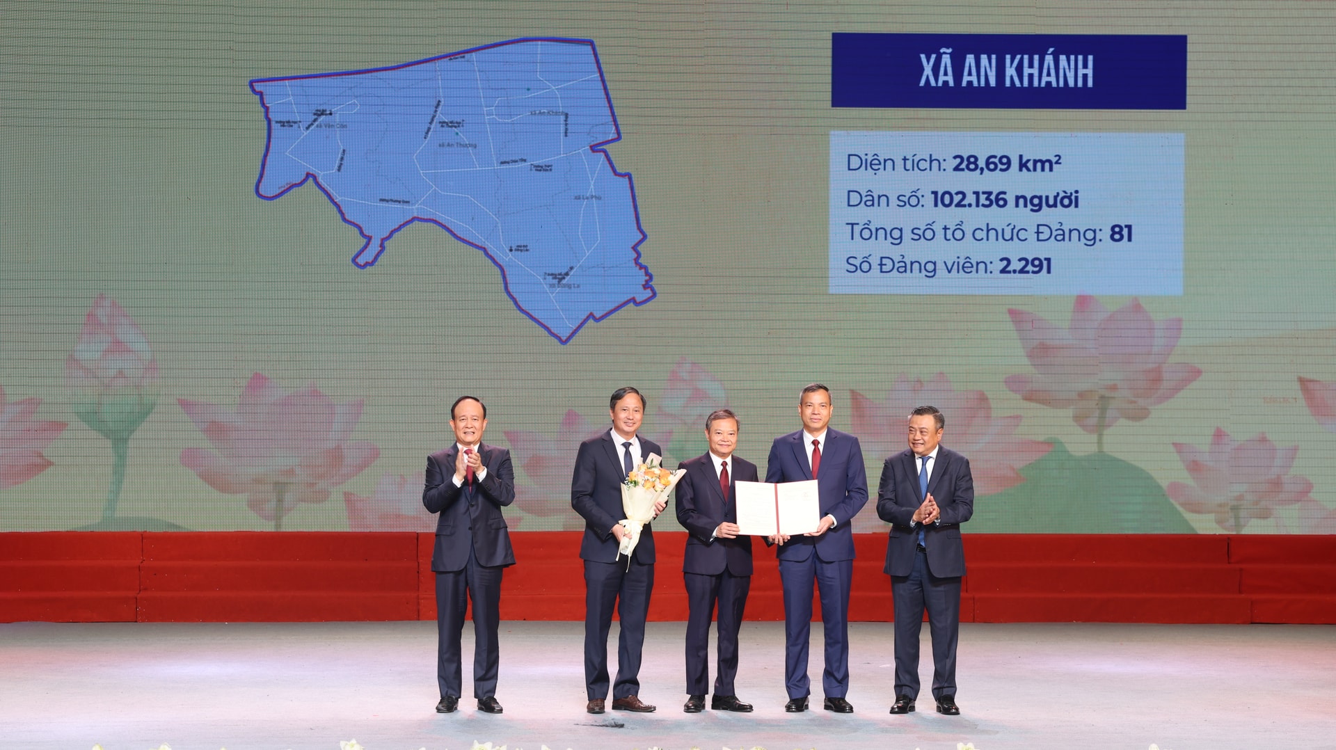 chu-tich-ubnd-thanh-pho-ha-noi-tran-sy-thanh-chu-tich-hdnd-thanh-pho-ha-noi-nguyen-ngoc-tuan-trao-quyet-dinh-cho-lanh-dao-xa-an-khanh.-anh-viet-thanh.jpg