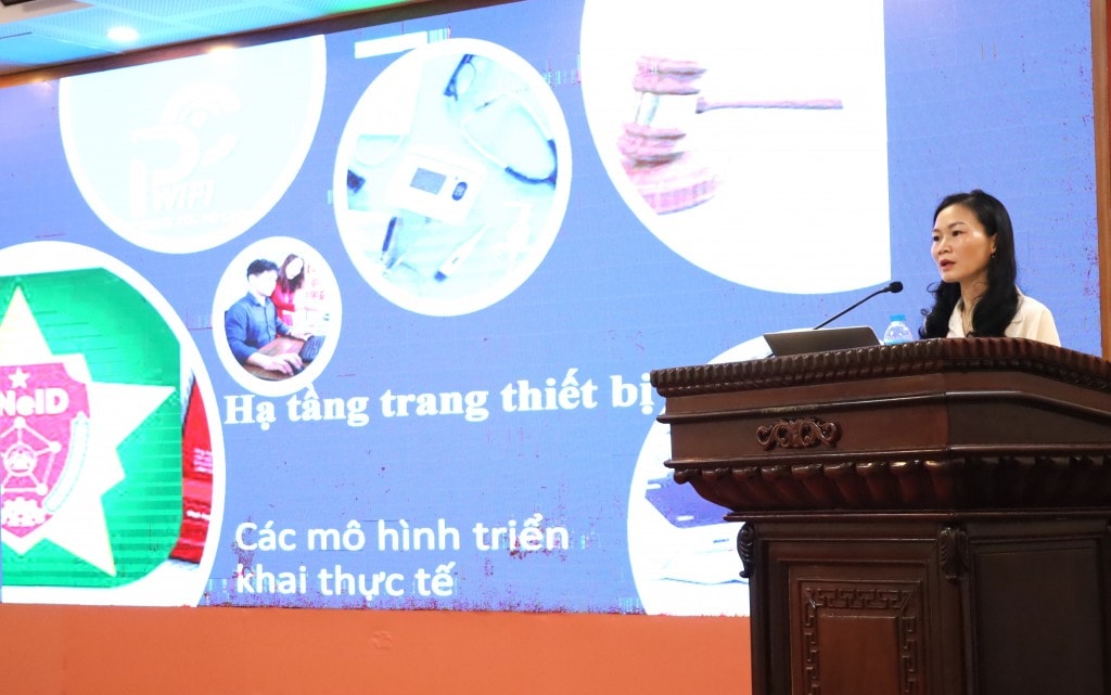 bà Chử Phùng Lệ Giang, Trưởng phòng Văn hóa - Xã hội phường Tây Hồ phát biểu tại hội nghị
