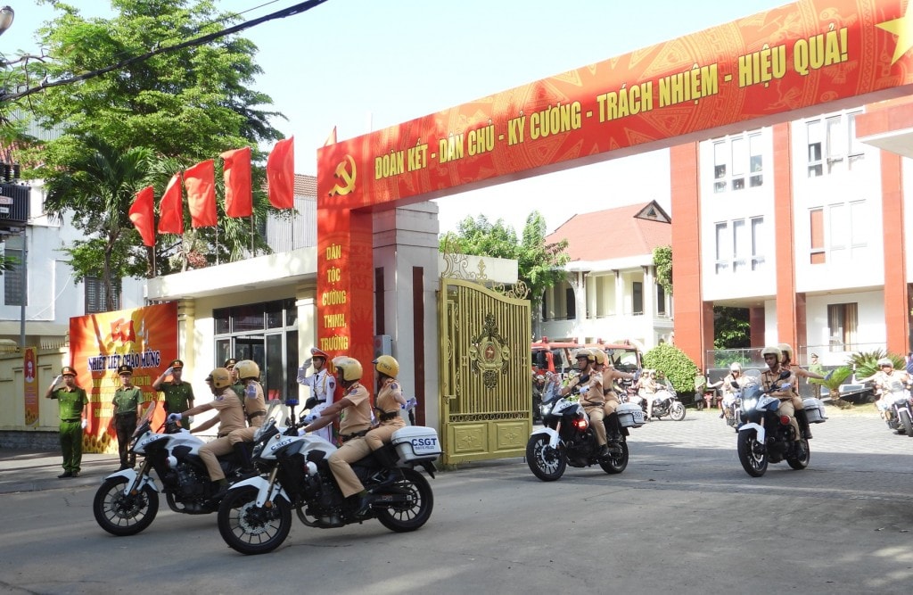Các lực lượng đồng loạt ra quân