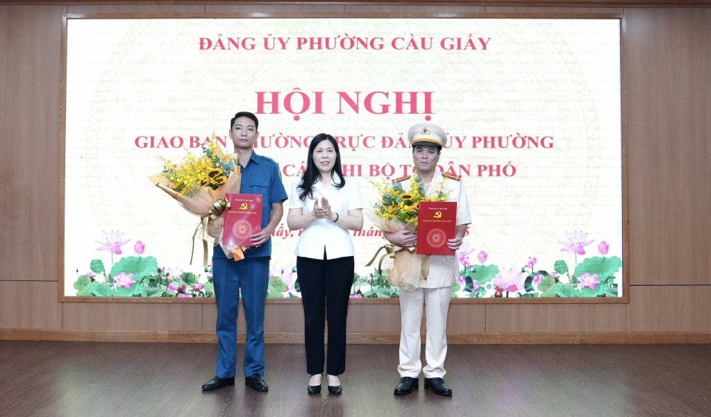 Bí thư Đảng uỷ phường Tây Hồ trao quyết định cho 
