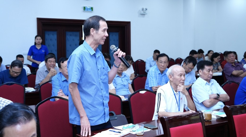Các Bí thư Chi bộ tổ dân phố nêu ý kiến tại hội nghị