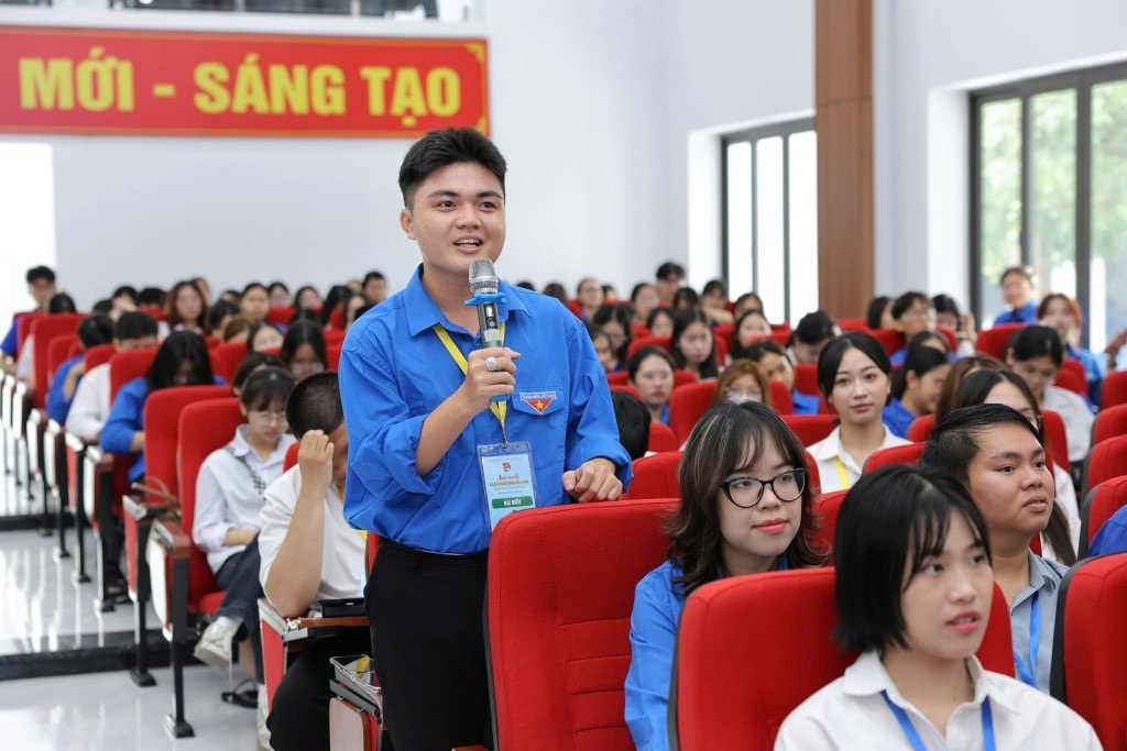 Đoàn viên thanh niên chia sẻ tại chương trình Đoàn viên thanh niên chia sẻ tại chương trình