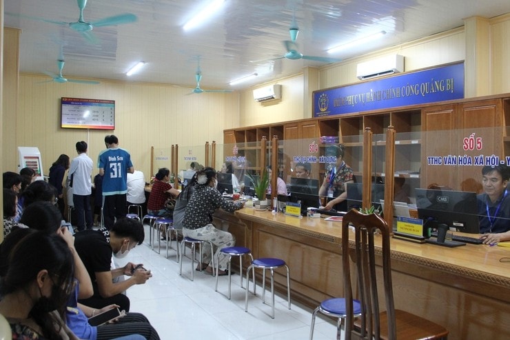 Cán bộ, đoàn viên thanh niên hỗ trợ người dân tại Điểm phục vụ hành chính công xã Quảng Bị (Ảnh: Phương Liên)