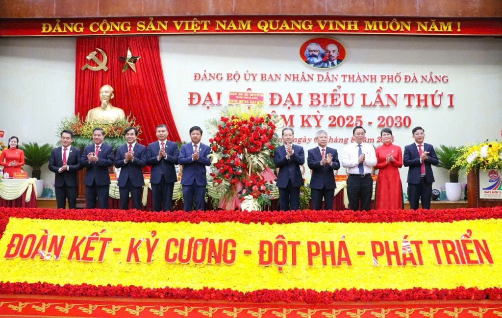 Lãnh đạo Thành ủy, Ủy ban MTTTQ tặng hoa chúc mừng đại hội 