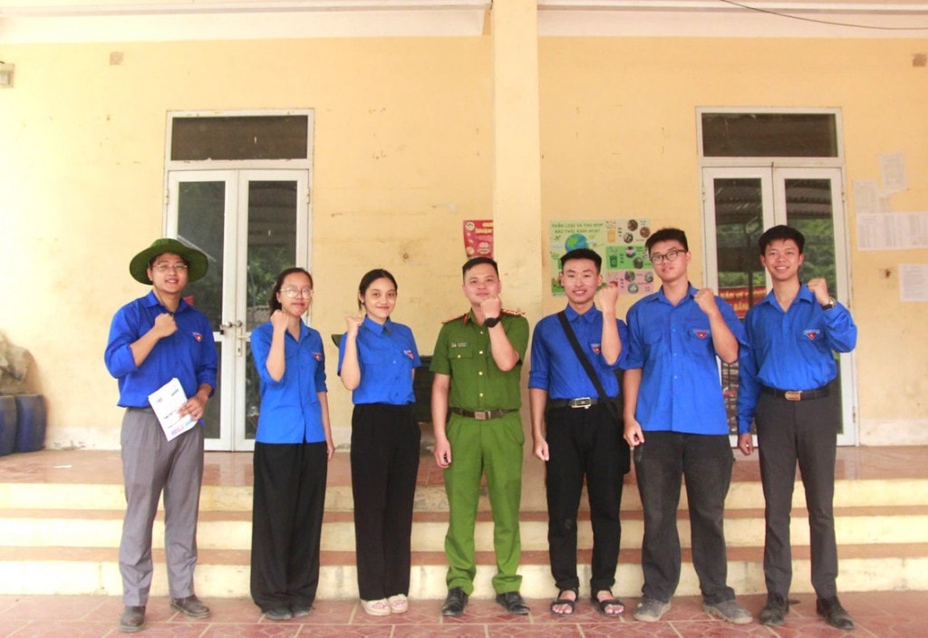 Các bạn sinh viên Học viện Tài chính tình nguyện