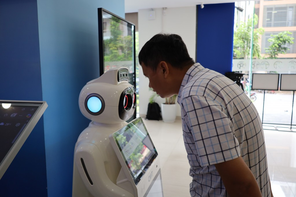 Anh Cường tương tác với Robot AI