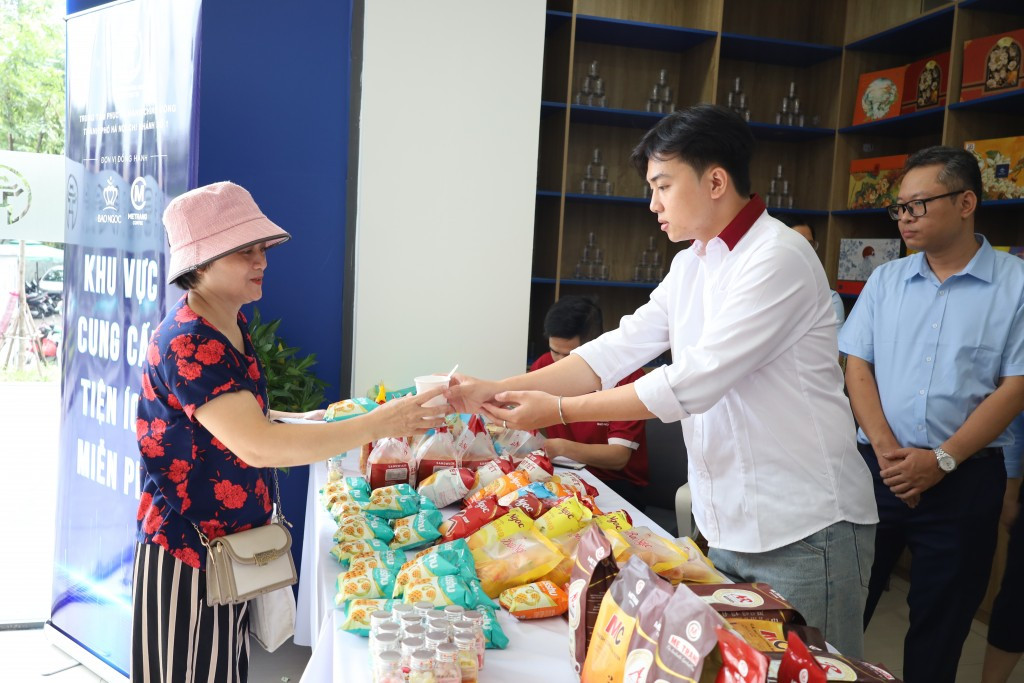 Bà Nho nhận bánh và trà miễn phí khi thực hiện thủ tục hành chính công tại Trung tâm