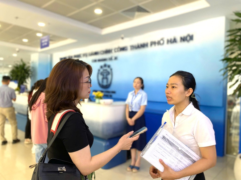 Chị Âu Hiền trao đổi với phóng viên báo Tuổi trẻ Thủ đô