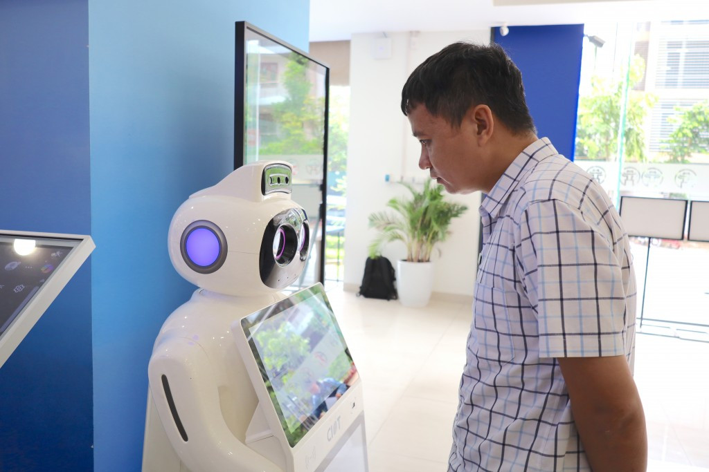 Robot AI khiến nhiều người dân thích thú trải nghiệm như a Cường