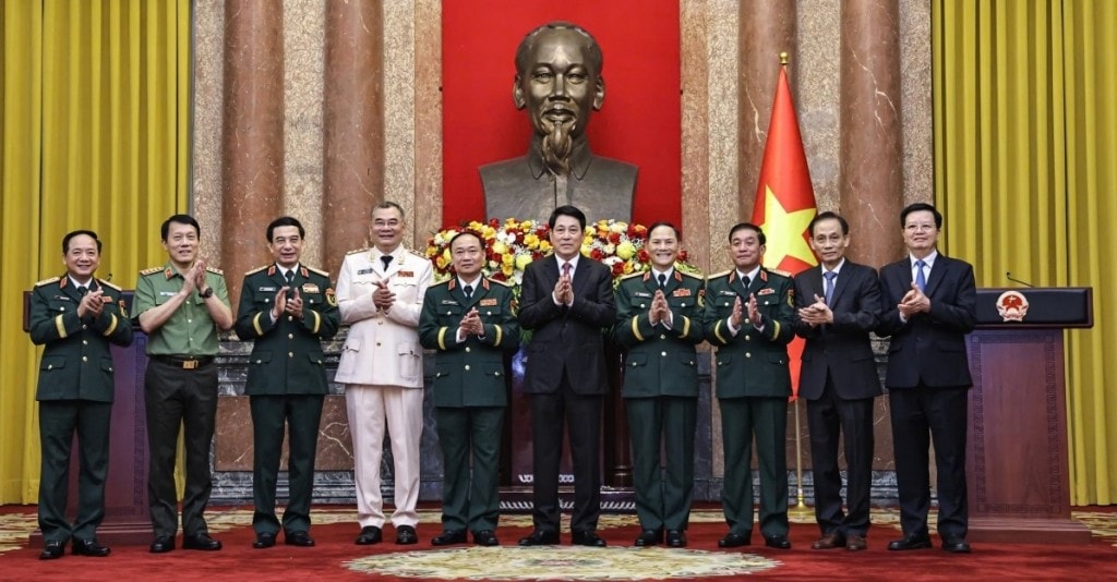 Chủ tịch nước Lương Cường chụp ảnh lãnh đạo Bộ Quốc phòng, Bộ Công an và các đồng chí được thăng quân hàm, cấp bậc hàm.