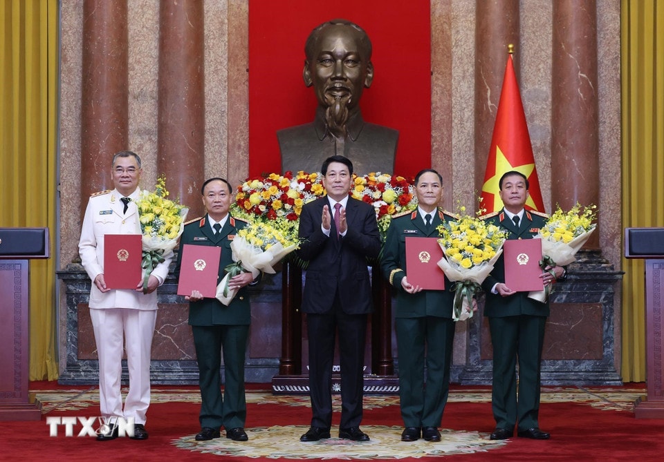 Chủ tịch nước Lương Cường trao Quyết định thăng cấp bậc hàm từ Trung tướng lên Thượng tướng đối với đồng chí Tô Ân Xô, Trợ lý Tổng Bí thư, Phụ trách Văn phòng Tổng Bí thư; thăng quân hàm từ Trung tướng lên Thượng tướng đối với các đồng chí: Thái Đại Ngọc, Ủy viên Trung ương Đảng, Ủy viên Quân ủy Trung ương, Phó Tổng Tham mưu trưởng Quân đội nhân dân Việt Nam; Phạm Trường Sơn, Phó Tổng Tham mưu trưởng Quân đội nhân dân Việt Nam; Trương Thiên Tô, Phó Chủ nhiệm Tổng cục Chính trị Quân đội nhân dân Việt Nam. (Ảnh: Lâm Khánh/TTXVN)