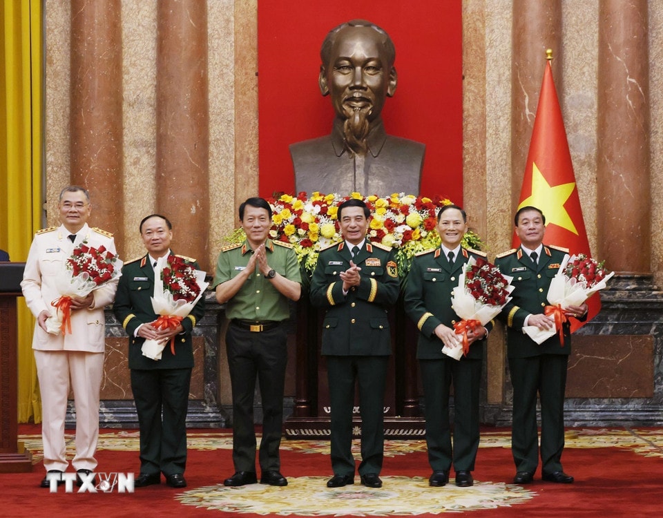 Đại tướng Phan Văn Giang, Ủy viên Bộ Chính trị, Phó Bí thư Quân ủy Trung ương, Bộ trưởng Bộ Quốc phòng và Đại tướng Lương Tam Quang, Bí thư Đảng ủy Công an Trung ương, Bộ trưởng Bộ Công an chúc mừng các đồng chí được thăng quân hàm, cấp bậc hàm Thượng tướng. (Ảnh: Lâm Khánh/TTXVN)