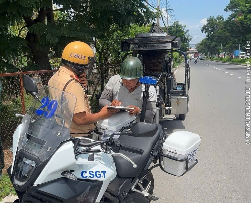 Bố cục lại ảnh, thêm đội khác, mỗi Tân Túc, An Lạc? (Cảnh sát giao thông TP.HCM xử lý nhiều phương tiện chở hàng cồng kềnh)