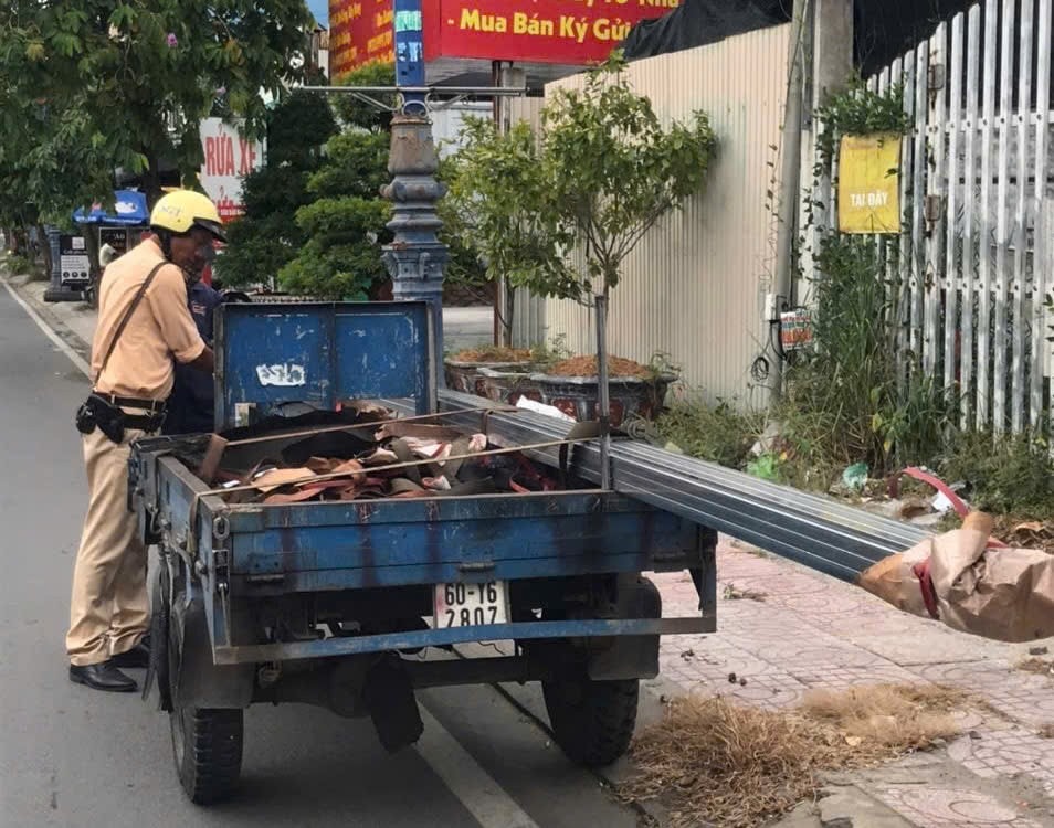Bố cục lại ảnh, thêm đội khác, mỗi Tân Túc, An Lạc? (Cảnh sát giao thông TP.HCM xử lý nhiều phương tiện chở hàng cồng kềnh)