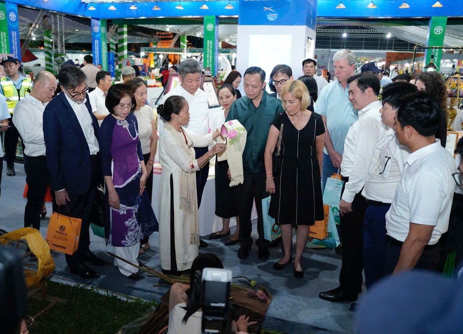 nghe-nhan-ha-noi-gioi-thieu-san-pham-det-to-sen....jpg