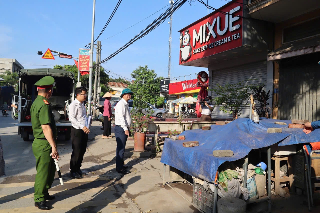 Cùng với công tác vệ sinh môi trường, các lực lượng chức năng xã Phúc Lộc đã tuyên truyền, vận động nhân dân chỉnh trang khu dân cư, không lấn chiếm vỉa hè, lòng đường... Ảnh: Nguyễn Mai