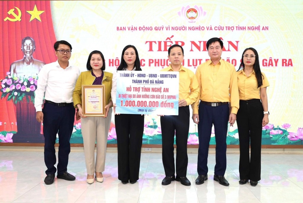 Đoàn công tác TP Đà Nẵng do Phó Chủ tịch Ủy ban MTTQ Việt Nam thành phố Nguyễn Thị Thanh Phương làm trưởng đoàn đến thăm, trao 1 tỷ đồng hỗ trợ nhân dân Nghệ An khắc phục hậu quả bão lũ (Ảnh: T.Hóa)