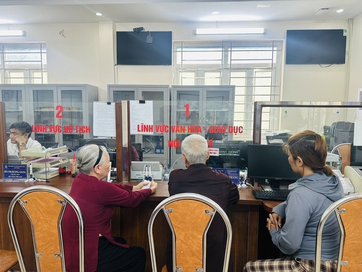 Người dân phường Yên Nghĩa đến làm thủ tục hành chính tại Điểm phục vụ hành chính công