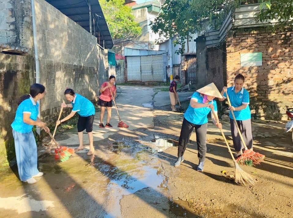 Ngay sau lễ phát động, người dân Sơn Tây cùng chung tay dọn dẹp vệ sinh, tạo cảnh quan xanh - sạch - đẹp.