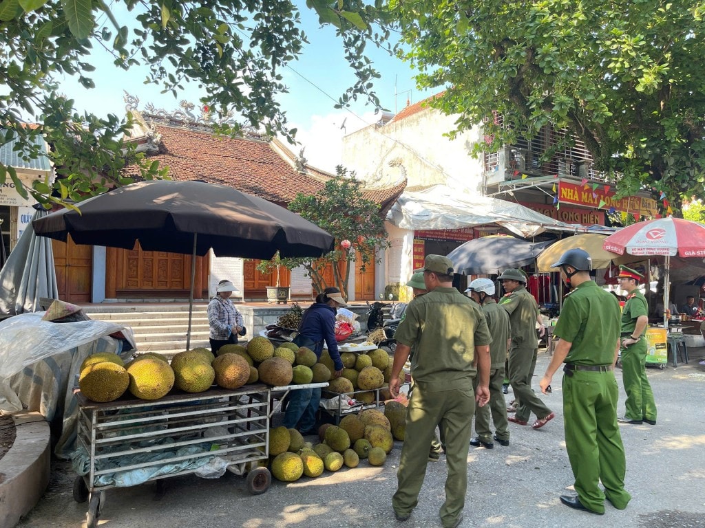 Bên cạnh dọn dẹp vệ sinh môi trường, phường Sơn Tây cũng ra quân đảm bảo trật tự đô thị