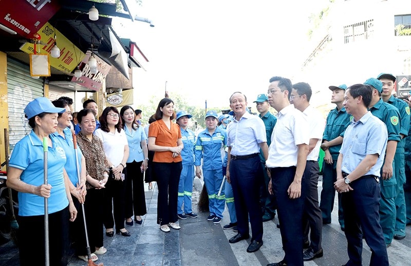 Đồng chí Nguyễn Ngọc Tuấn - Phó Bí thư Thành ủy, Chủ tịch HĐND TP Hà Nội cùng các đồng chí lãnh đạo Đảng uỷ, UBND phường Hoàn Kiếm thăm hỏi, động viên các lực lượng dọn vệ sinh môi trường trên tuyến phố Hàng Đào Đồng chí Nguyễn Ngọc Tuấn - Phó Bí thư Thành ủy, Chủ tịch HĐND TP Hà Nội cùng các đồng chí lãnh đạo Đảng uỷ, UBND phường Hoàn Kiếm thăm hỏi, động viên các lực lượng dọn vệ sinh môi trường trên tuyến phố Hàng Đào