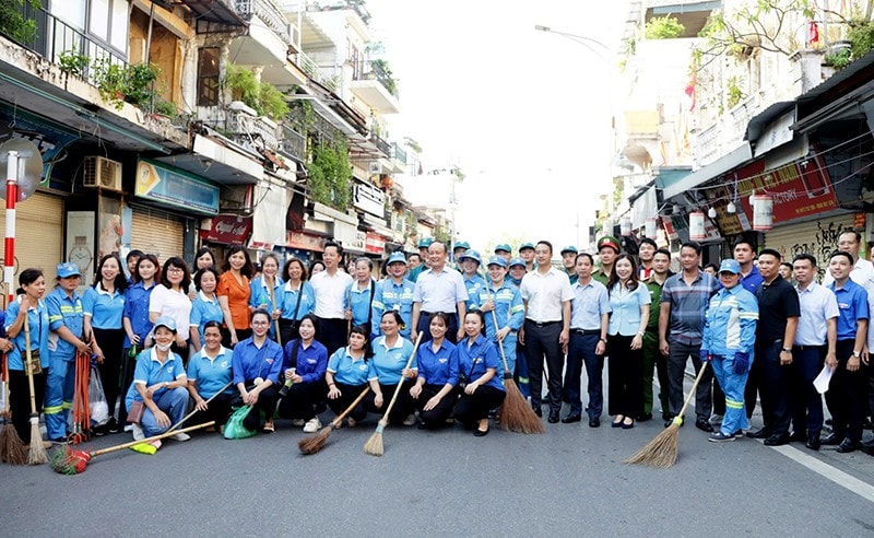 Đồng chí Nguyễn Ngọc Tuấn - Phó Bí thư Thành ủy, Chủ tịch HĐND TP Hà Nội cùng các đồng chí lãnh đạo phường Hoàn Kiếm chụp ảnh lưu niệm với các lực lượng tham gia dọn vệ sinh môi trường Đồng chí Nguyễn Ngọc Tuấn - Phó Bí thư Thành ủy, Chủ tịch HĐND TP Hà Nội cùng các đồng chí lãnh đạo phường Hoàn Kiếm chụp ảnh lưu niệm với các lực lượng tham gia dọn vệ sinh môi trường