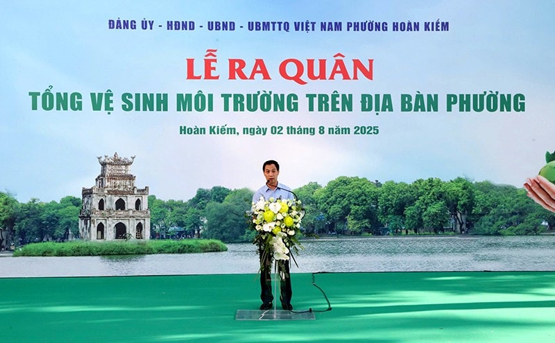Đồng chí Nguyễn Toàn Thắng - Phó Chủ tịch UBND phường Hoàn Kiếm phát động ra quân dọn vệ sinh môi trường Đồng chí Nguyễn Toàn Thắng - Phó Chủ tịch UBND phường Hoàn Kiếm phát động ra quân dọn vệ sinh môi trường