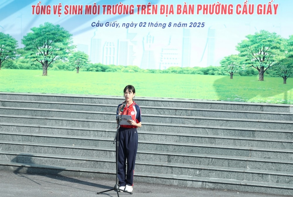 Em Mai Phương Anh, đại diện học sinh phường Cầu Giấy phát biểu hưởng ứng