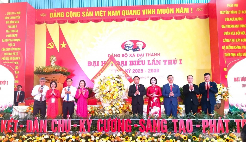 Đồng chí Phạm Thị Thanh Mai, Thành ủy viên, Phó Chủ tịch Hội đồng nhân dân Thành phố thay mặt lãnh đạo Thành phố tặng hoa chúc mừng đại hội.