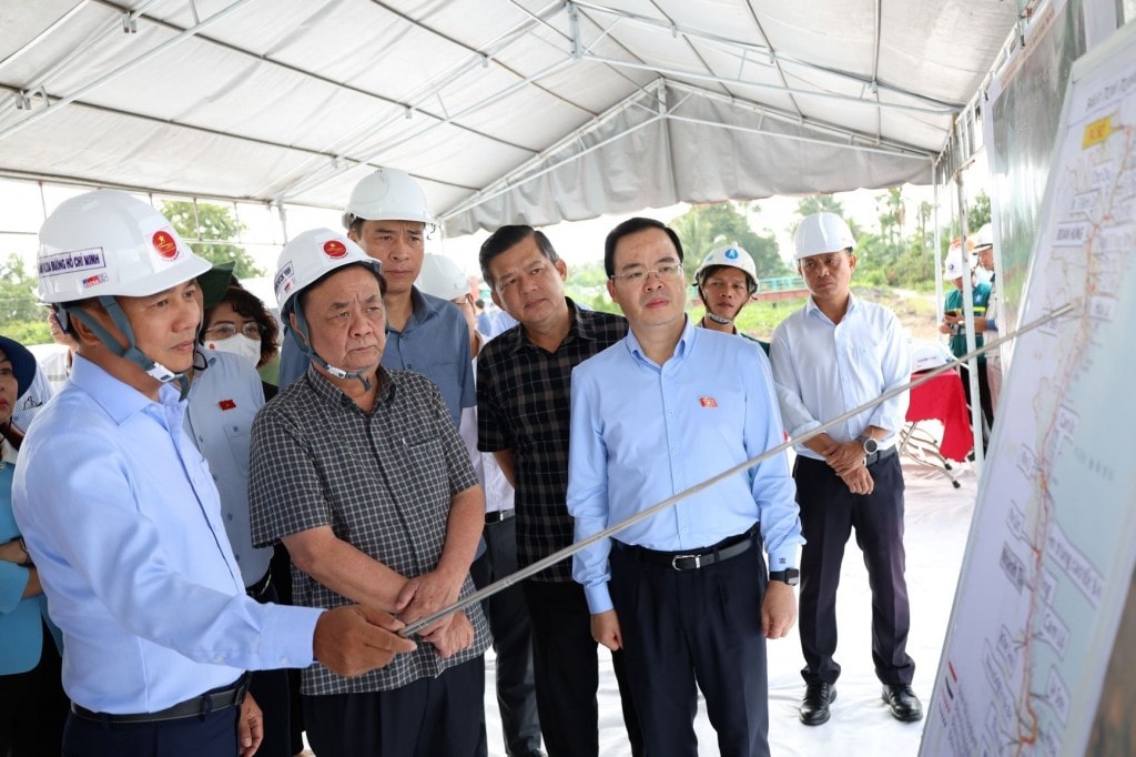 Phó Chủ tịch Quốc hội Lê Minh Hoan cùng đoàn công tác khảo sát tiến độ dự án đường Hồ Chí Minh - Ảnh 