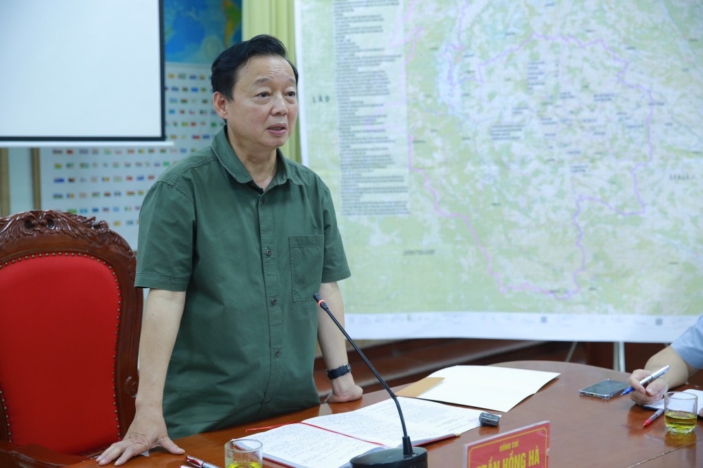 Phó Thủ tướng Trần Hồng Hà làm việc với lãnh đạo tỉnh Điện Biên, Ban Chỉ huy Phòng thủ dân sự tỉnh, lãnh đạo Quân khu 2, Cục Cứu hộ - Cứu nạn (Bộ Quốc phòng)... về công tác tìm kiếm, cứu hộ, cứu nạn, khắc phục hậu quả thiên tai - Ảnh: VGP/Đình Nam