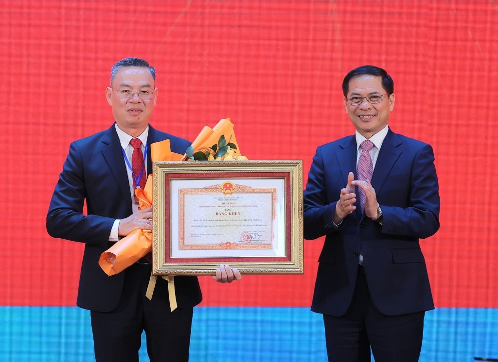 Phó Thủ tướng trao tặng Bằng khen của Thủ tướng Chính phủ cho Đảng ủy VietinBank - Ảnh: VGP/Hải Minh Phó Thủ tướng trao tặng Bằng khen của Thủ tướng Chính phủ cho Đảng ủy VietinBank - Ảnh: VGP/Hải Minh