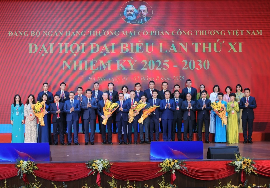 Phó Thủ tướng Bùi Thanh Sơn tặng hoa chúc mừng Ban Chấp hành Đảng bộ VietinBank - Ảnh: VGP/Hải Minh Phó Thủ tướng Bùi Thanh Sơn tặng hoa chúc mừng Ban Chấp hành Đảng bộ VietinBank - Ảnh: VGP/Hải Minh