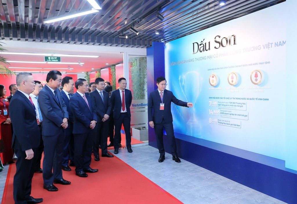 Phó Thủ tướng nghe giới thiệu về những mốc son trong hành trình xây dựng và phát triển của VietinBank - Ảnh: VGP/Hải Minh Phó Thủ tướng nghe giới thiệu về những mốc son trong hành trình xây dựng và phát triển của VietinBank - Ảnh: VGP/Hải Minh