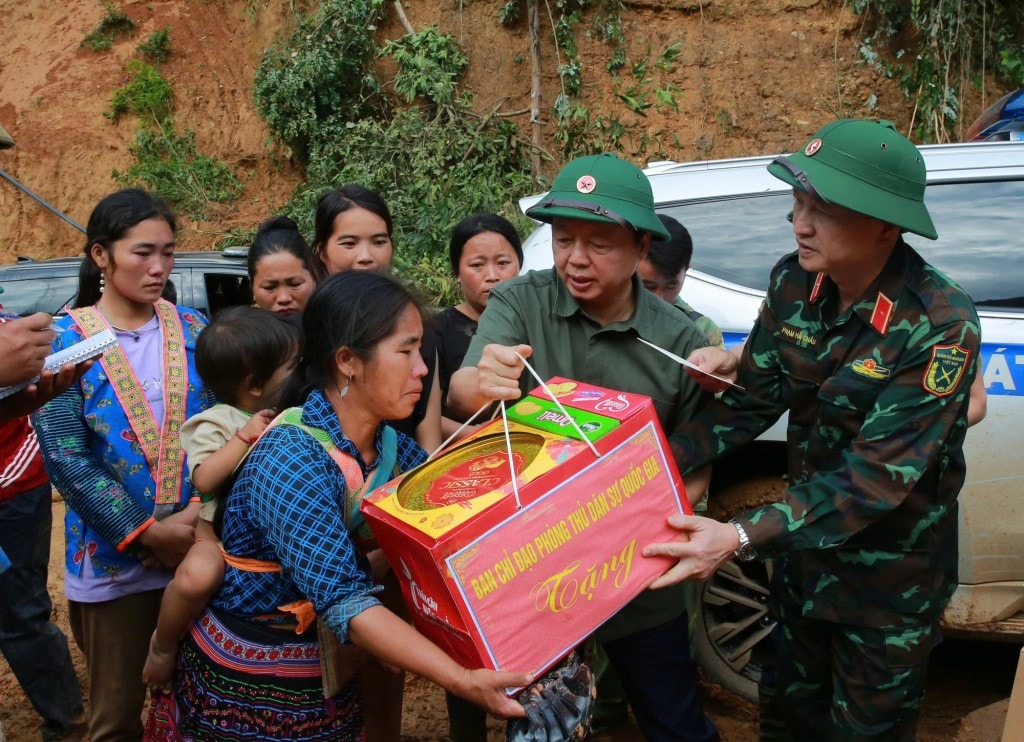 Phó Thủ tướng và đoàn công tác trao quà hỗ trợ người dân - Ảnh: VGP