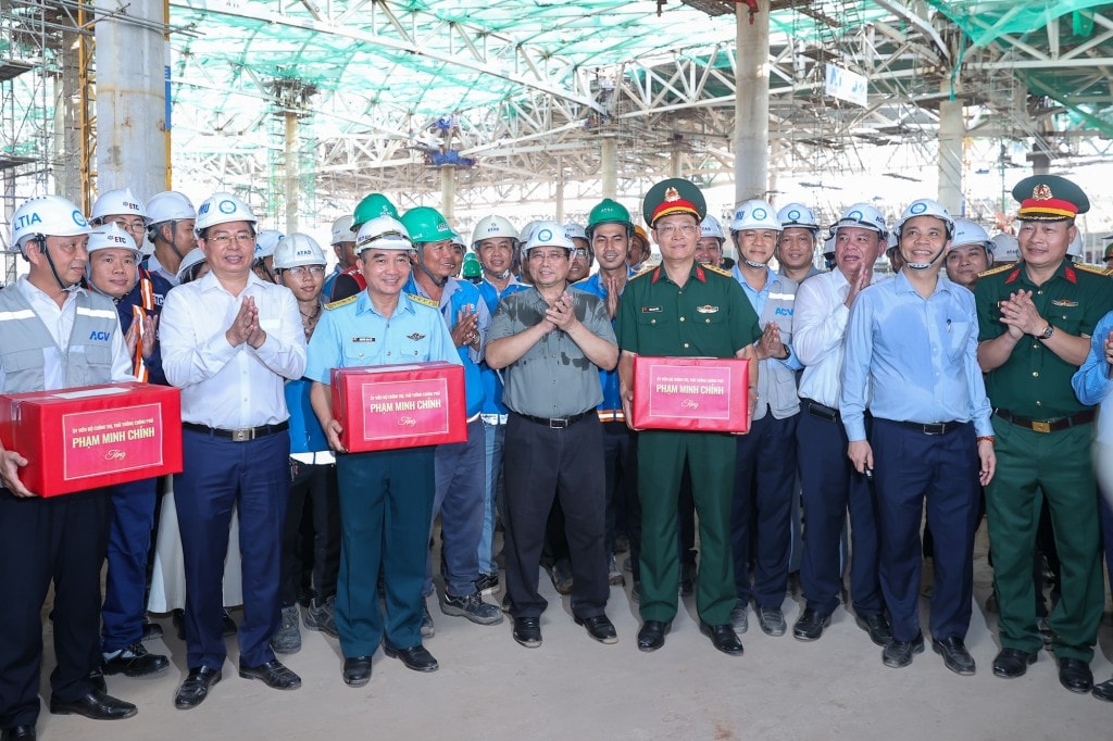 Thủ tướng tặng quà cán bộ, công nhân, người lao động trên công trường - Ảnh: VGP/Nhật Bắc