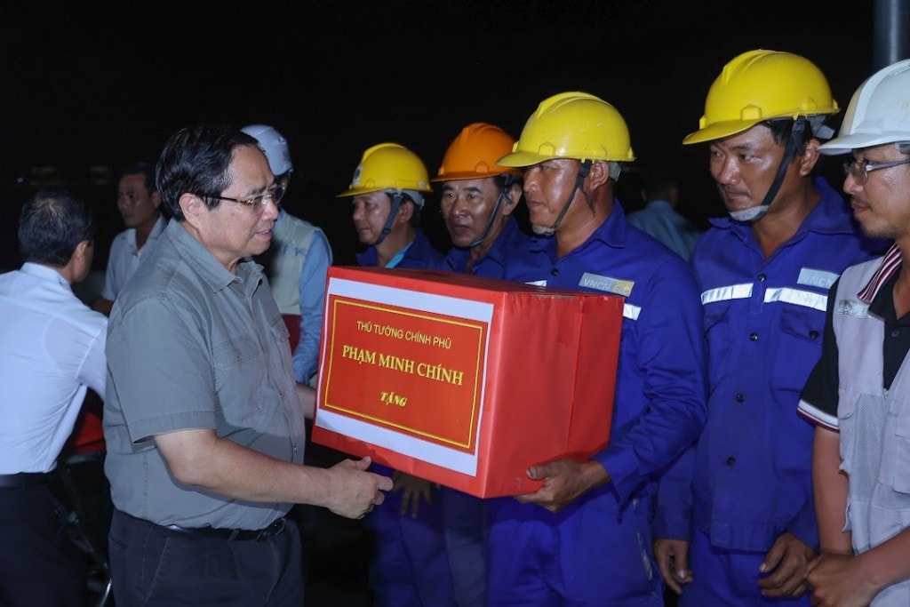 Thủ tướng tặng quà, động viên đội ngũ cán bộ, kỹ sư, công nhân, người lao động trên công trường dự án vành đai 3 TPHCM đoạn Tân Vạn - Nhơn Trạch - Ảnh: VGP/Nhật Bắc
