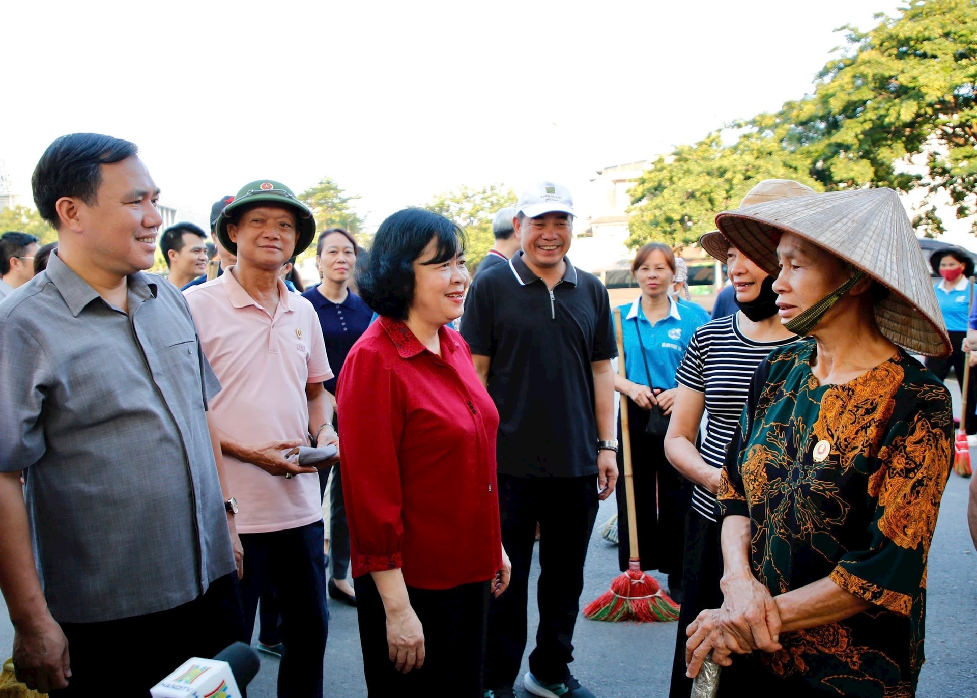 bi-thu-thanh-uy-ha-noi-bui-thi-minh-hoai-tro-chuyen-dong-vien-nguoi-dan-phuong-xuan-dinh.-anh-viet-thanh.jpeg