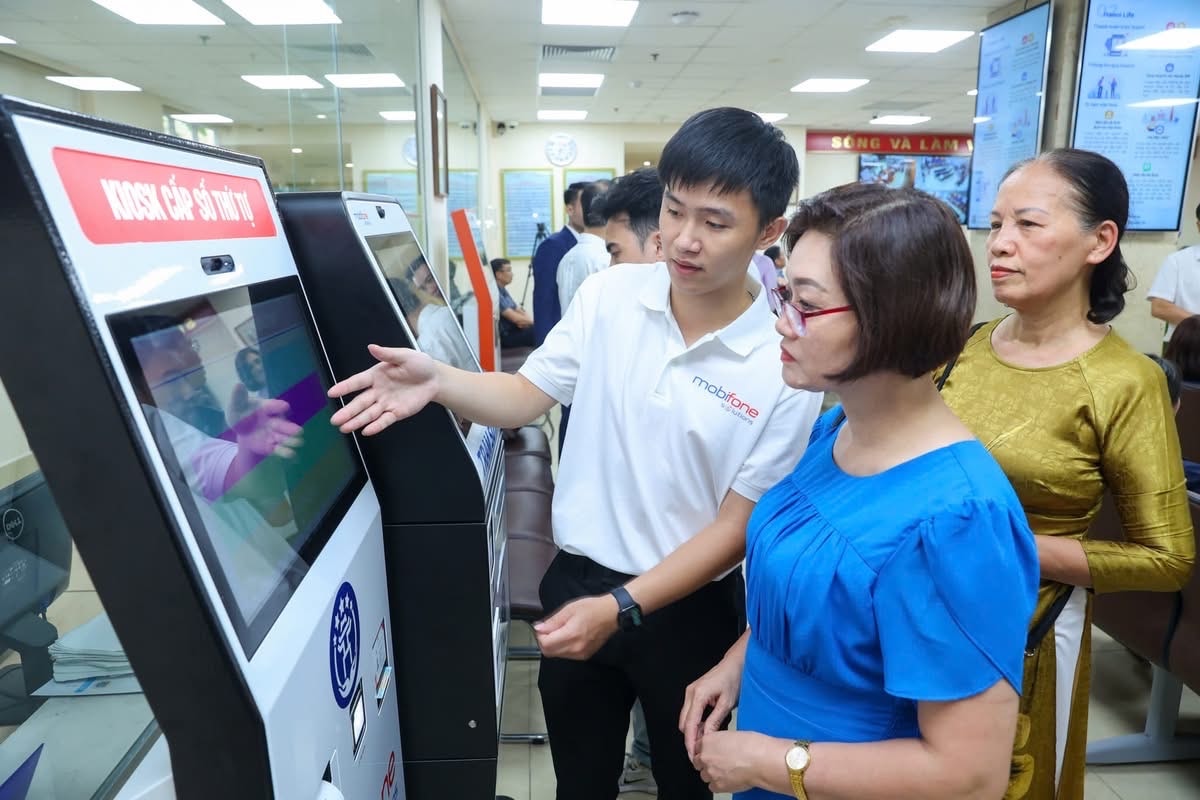 nhan-vien-mobifone-ho-tro-nguoi-dan-lam-cac-thu-tuc-hanh-chinh-tai-phuong-hoan-kiem.-anh-thu-ha.jpg