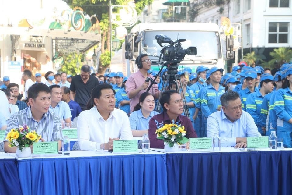 Hà Nội ra quân tổng vệ sinh môi trường