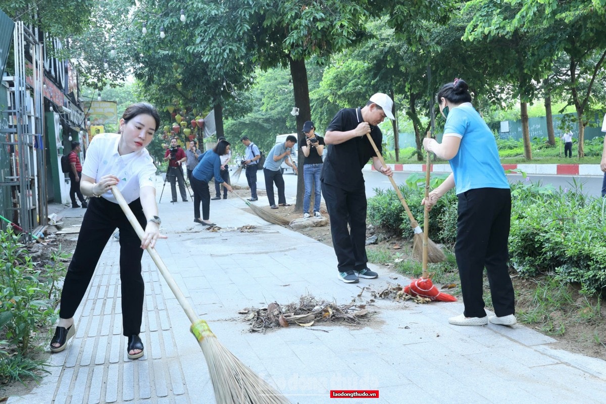 Hà Nội ra quân tổng vệ sinh môi trường