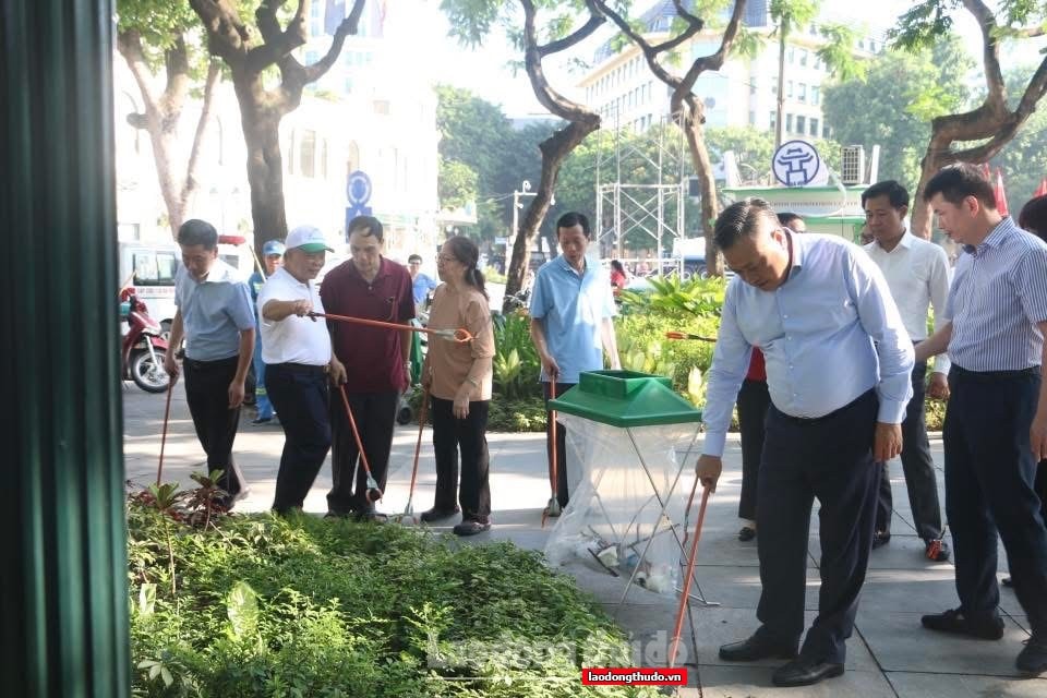 Sáng nay (2/8): Hà Nội đồng loạt ra quân tổng vệ sinh môi trường tại 126 xã, phường