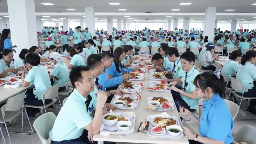 nguoi-lao-dong-tai-cong-ty-tnhh-canon-viet-nam-thuong-thuc-bua-com-cong-doan-..jpg