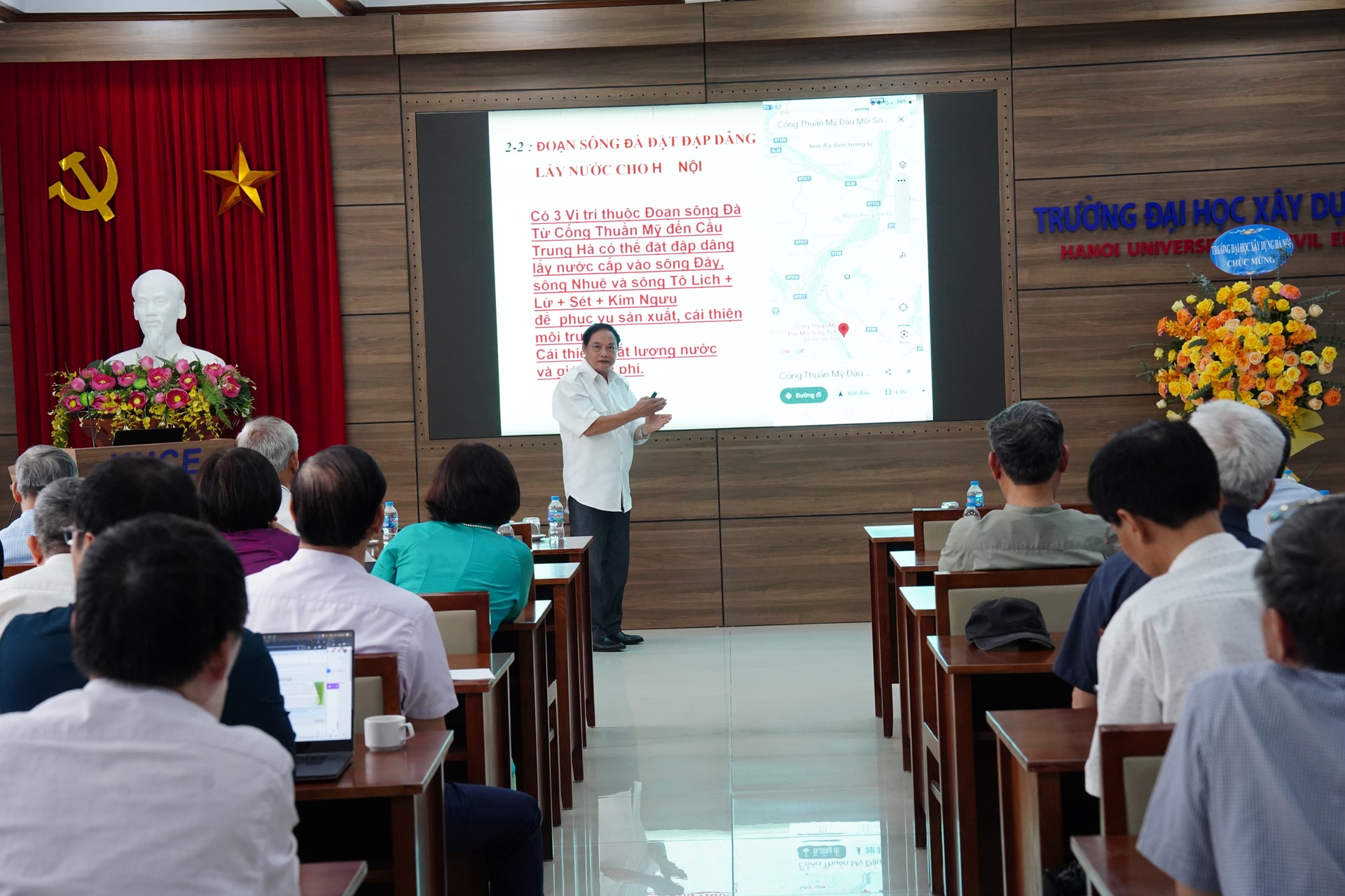 Các chuyên gia, nhà nghiên cứu thảo luận các giải pháp trong hội thảo về các dòng sông tại Trường Đại học Xây dựng. Ảnh: Hữu Tiệp