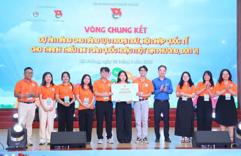 Ban Tổ chức trao giải