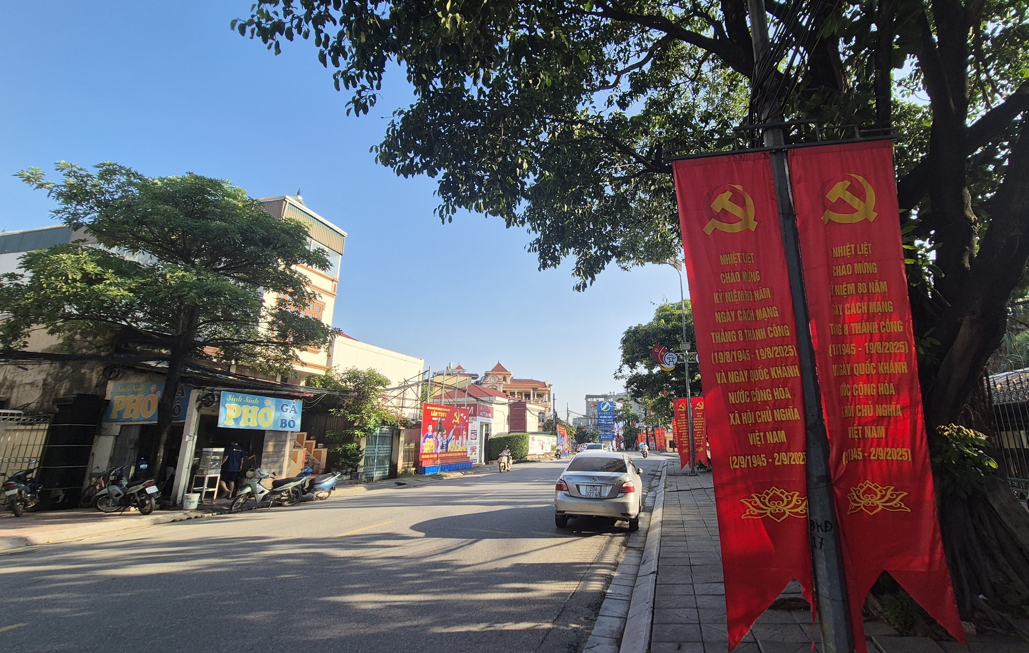 Xã Hoài Đức rực rỡ cờ, áp phích chào mừng Đại hội Đảng các cấp
