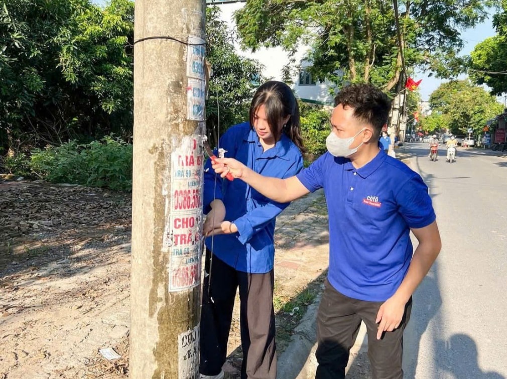 Thanh niên bóc xoá quảng cáo rao vặt