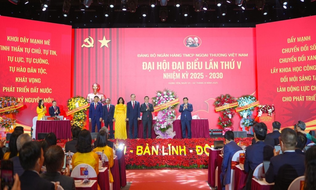 Đồng chí Nguyễn Chí Dũng - Ủy viên BCH Trung ương Đảng, Ủy viên BTV Đảng ủy Chính phủ, Phó Thủ tướng Chính phủ tặng hoa chúc mừng và chụp ảnh lưu niệm cùng Đoàn Chủ tịch Đại hội