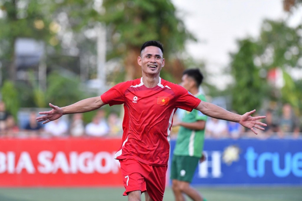Những chàng trai sân 7 cầm hoà ấn tượng trước các ngôi sao bóng đá Việt