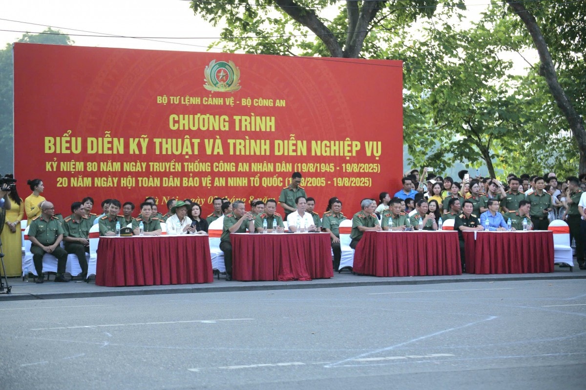 Mãn nhãn màn trình diễn nghiệp vụ của Công an Việt Nam tại hồ Hoàn Kiếm